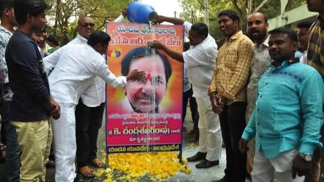 Yadavas community members in Andhra Pradesh giving‘milk bath’ to portrait of Telangana chief minister K Chandrasekhar Rao. (HT Photo) Yadavas community members in Andhra Pradesh giving‘milk bath’ to portrait of Telangana chief minister K Chandrasekhar Rao. (HT Photo)
