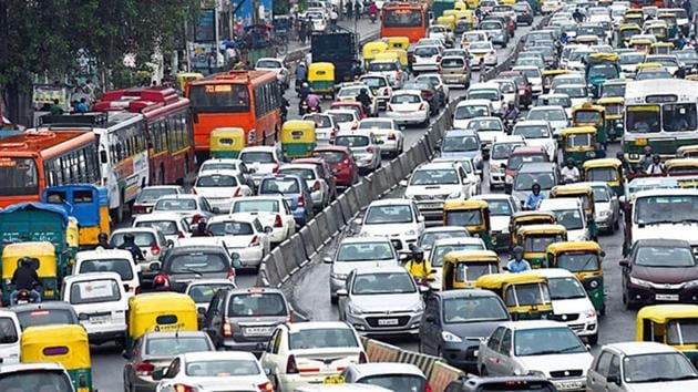 Heavy traffic on Ring Road near South Extension in south Delhi in December 2017.(Vipin Kumar/HT Photo)