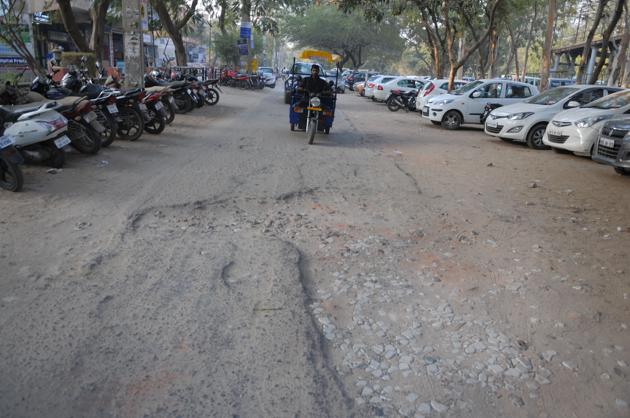 Several roads in DLF Phase 1 are in a precarious state and residents are counting on the MCG to bring change. (Parveen Kumar/HT PHOTO) Several roads in DLF Phase 1 are in a precarious state and residents are counting on the MCG to bring change. (Parveen Kumar/HT PHOTO)