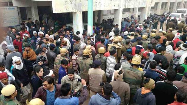 Police and people gathered outside the hospital where Dhankar clubbed six people to death. Five of the victims were found dead in a 400 metre radius from the Palwal city police station. All of them had head injuries. (Subhash Sharma / HT Photo) Police and people gathered outside the hospital where Dhankar clubbed six people to death. Five of the victims were found dead in a 400 metre radius from the Palwal city police station. All of them had head injuries. (Subhash Sharma / HT Photo)