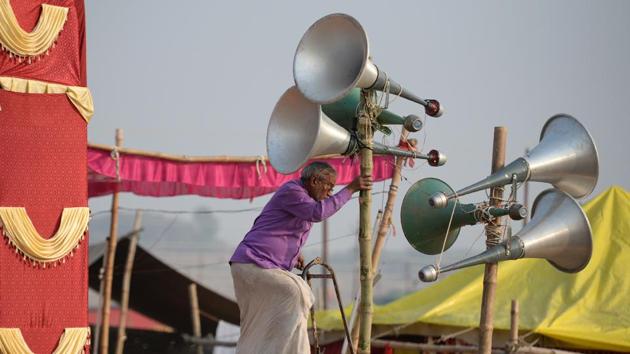 A worker adjusts loudspeakers at a camp during the Magh Mela festival in Allahabad on January 6, 2018. Allahabad has more than 12,000 shrines.(AFP)