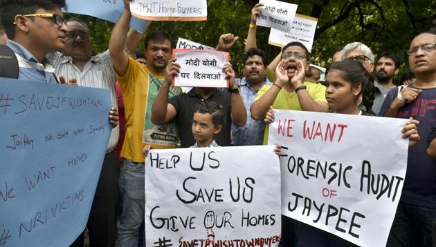 Homebuyers protest against the owners and the management of JP Group at Jantar Mantar in New Delhi on August 19, 2017.(Sushil Kumar/HT PHOTO)