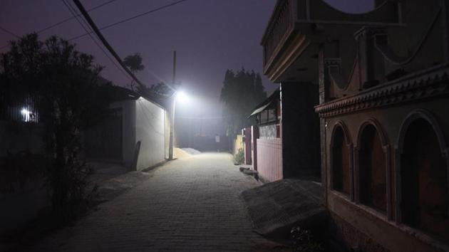 At around 7:15 am, Naresh was caught by a police team when he was chasing his seventh victim on the street outside his in-laws’ home. He attacked the police, the police attacked him back, and he ended up with a brain haemorrhage. By 8pm, he was lying unconscious on a bed in Delhi’s Safdarjung hospital. (Vipin Kumar / HT Photo) At around 7:15 am, Naresh was caught by a police team when he was chasing his seventh victim on the street outside his in-laws’ home. He attacked the police, the police attacked him back, and he ended up with a brain haemorrhage. By 8pm, he was lying unconscious on a bed in Delhi’s Safdarjung hospital. (Vipin Kumar / HT Photo)