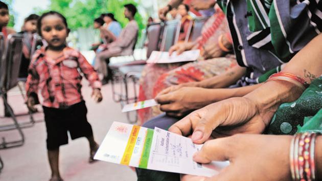 The government is trying to make Aadhaar, the 12-digit unique identity number, mandatory for people across the country to access basic needs such as mobile connectivity, banking and welfare schemes.(HT File Photo)