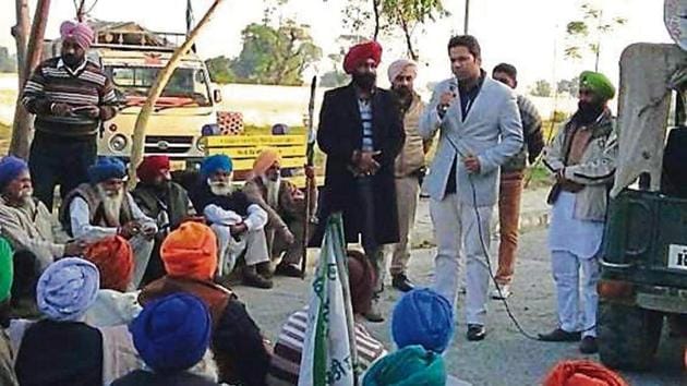 SDM Amareshwar Singh placating the protesting farmers in Dhuri; but his assurance remains to be fulfilled.(HT Photo)