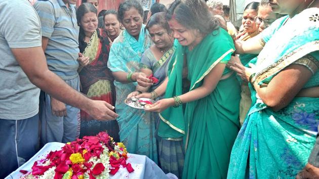 Sangli custodial death accused Aniket Kothale’s family members pay homage during funeral procession at Sangli on Thursday. (UDAY DEOLEKAR) Sangli custodial death accused Aniket Kothale’s family members pay homage during funeral procession at Sangli on Thursday. (UDAY DEOLEKAR)