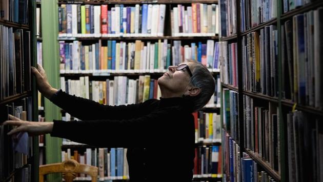 Diane English, a member, looks for a book inside the library. The library’s collection reflects the varying tastes of its members. And, throughout its history, the library has also allowed non-members research access to its collection. (Ian Forsyth / Getty Images)