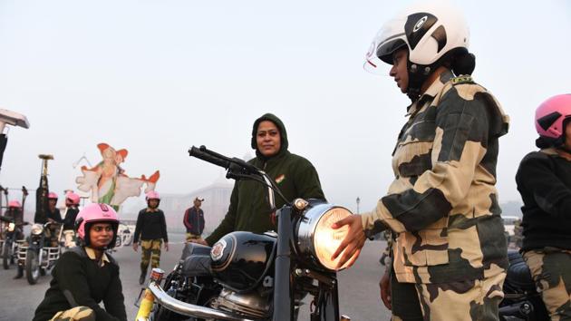 Seema Bhavani team members warm their hands during a cold winter morning. In 2015, female contingents of the Army, Navy and Air Force had made their debut in the annual parade. (Arvind Yadav / HT Photo) 