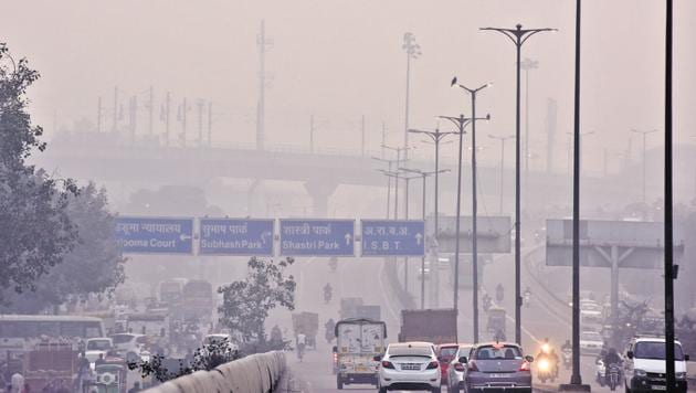 Road dust and vehicular emissions compound the problem as Shahdara is crisscrossed by some of the busiest roads in Delhi-NCR(Sonu Mehta/HT PHOTO)