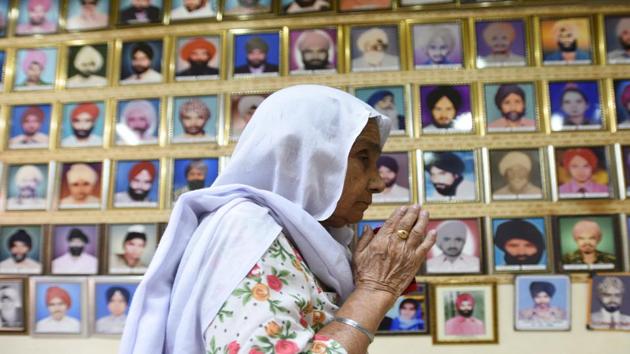 A lady paying tribute to the victims of 1984 anti-Sikh riots at Tilak Vihar in New Delhi, November 2017 (Sanchit Khanna/ Hindustan Times) A lady paying tribute to the victims of 1984 anti-Sikh riots at Tilak Vihar in New Delhi, November 2017 (Sanchit Khanna/ Hindustan Times)