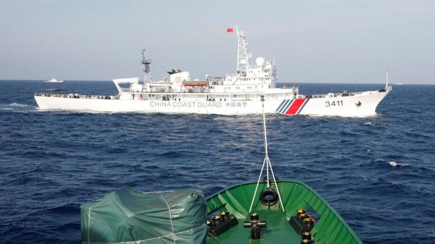 A ship (top) of the Chinese Coast Guard is seen near a ship of the Vietnam Marine Guard in the South China Sea, about 210 km (130 miles) off shore of Vietnam May 14, 2014.(REUTERS) A ship (top) of the Chinese Coast Guard is seen near a ship of the Vietnam Marine Guard in the South China Sea, about 210 km (130 miles) off shore of Vietnam May 14, 2014.(REUTERS)