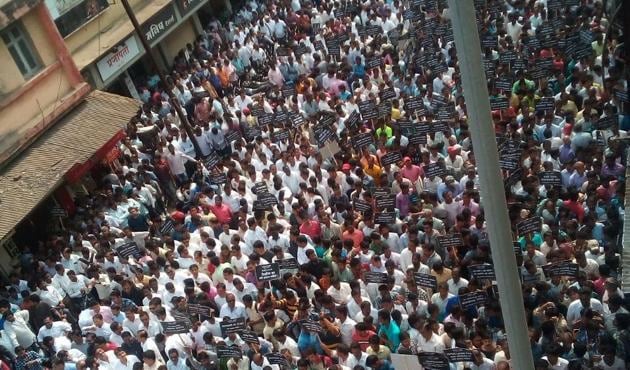 The builders walked from Sahajanand chowk in Kalyan (West) to KDMC headquarters. (Rishikesh Chaudhary) The builders walked from Sahajanand chowk in Kalyan (West) to KDMC headquarters. (Rishikesh Chaudhary)