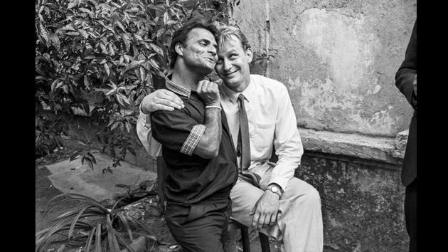 Lilliput and Stellan Skarsgard on the sets of ‘The Perfect Murder,’ Bombay 1987. In her new exhibition ‘Home in the City,’ Sooni Taraporevala presents the city as Bombay in 1977 and Mumbai now, via a rich landscape of visuals that are intrinsic to the city’s charm. (Sooni Taraporevala / Courtesy Sunaparanta)