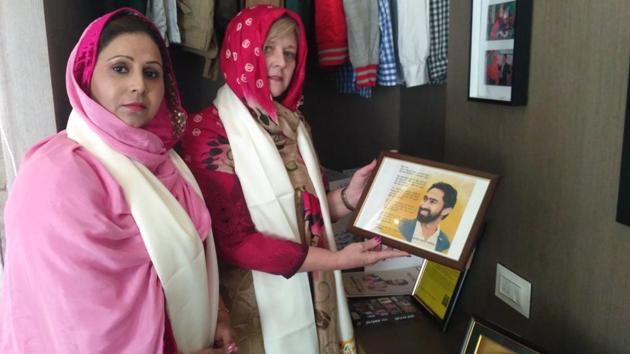 Brisbane council chairperson Angela Owen holding a photograph of Manmeet Alisher at his native village in Sangrur.(HT Photo)