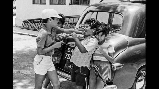 Gun battle at Cusrow Baug, Bombay 1985. (Sooni Taraporevala / Courtesy Sunaparanta)