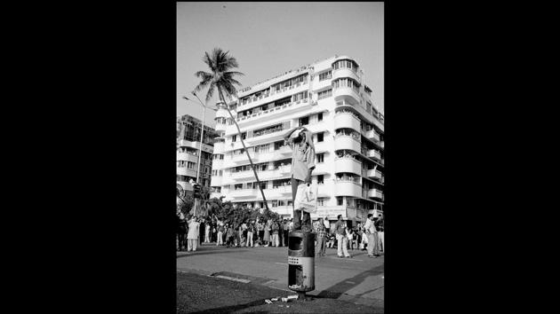 Spectator at an air show, Marine Drive, Mumbai 2005. Taraporevala’s photographs of Mumbai (then) are a rare document of the change it has seen, even in the most publicly frequented spaces. (Sooni Taraporevala / Courtesy Sunaparanta)
