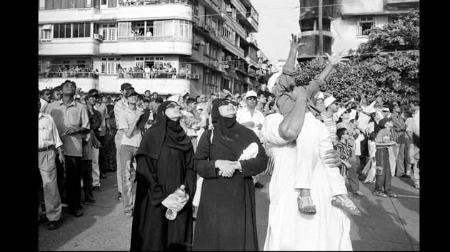 Spectator at an air show, Marine Drive, Mumbai 2005. (Sooni Taraporevala / Courtesy Sunaparanta)