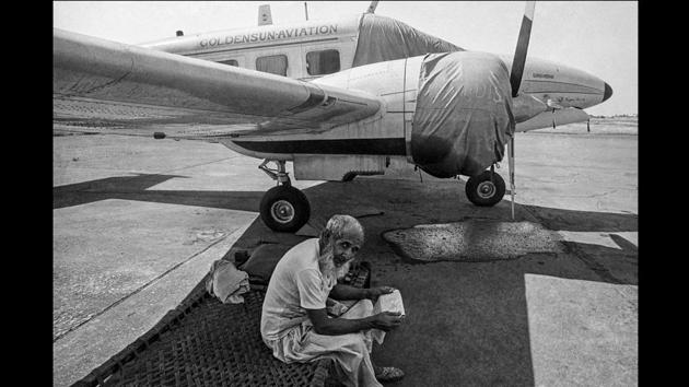 Security Guard, Juhu Airport, Bombay 1982. (Sooni Taraporevala / Courtesy Sunaparanta)