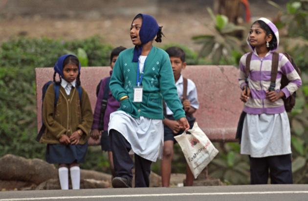 Children wait for their school bus in sweaters early morning in Mumbai. (Satyabrata Tripathy/HT File Photo) Children wait for their school bus in sweaters early morning in Mumbai. (Satyabrata Tripathy/HT File Photo)