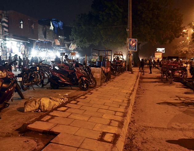 Empty pavements from the road between Daryaganj and Redfort in New Delhi on January 12. The market is still shut.(Vipin Kumar/HT PHOTO)