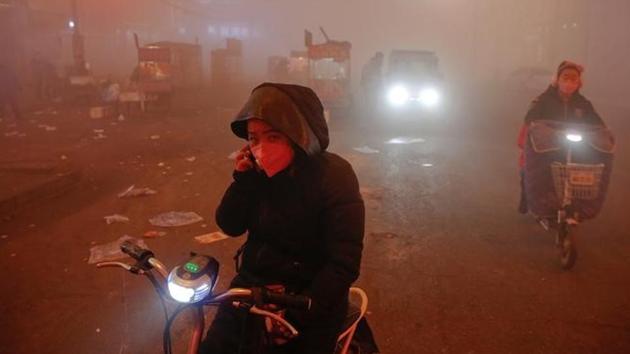 People make their way through heavy smog in Shengfang, Hebei province. (Reuters File Photo) People make their way through heavy smog in Shengfang, Hebei province. (Reuters File Photo)