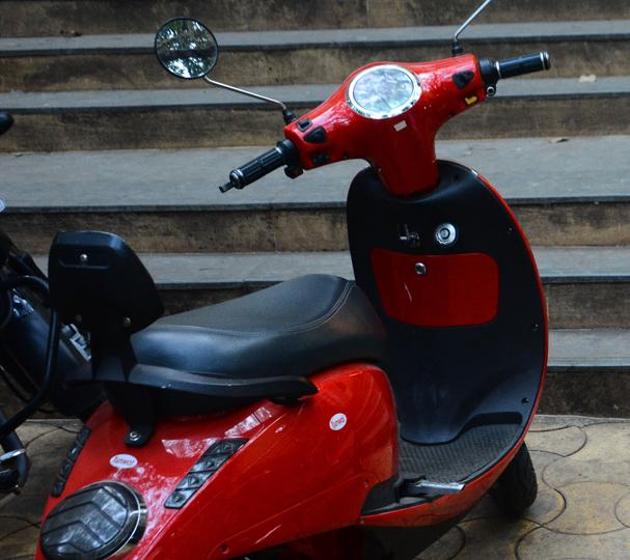 A two-wheeler that runs on electricity was on display at the meet venue on Thursday. (Shankar Narayan/HT Photo) A two-wheeler that runs on electricity was on display at the meet venue on Thursday. (Shankar Narayan/HT Photo)
