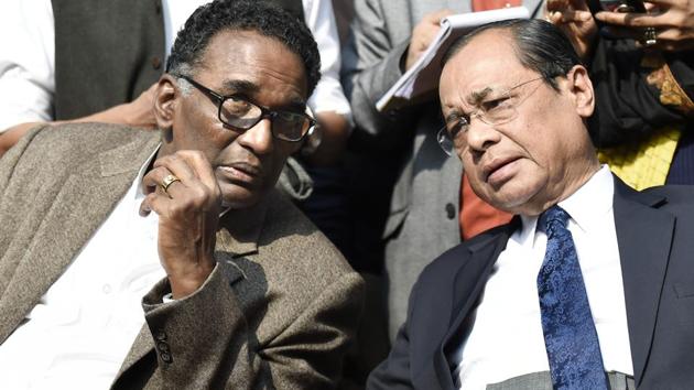 Supreme Court judges J Chelameswar (Left) and Ranjan Gogoi speak at a press conference on January 12, 2018.(Arvind Yadav/ HT photo)