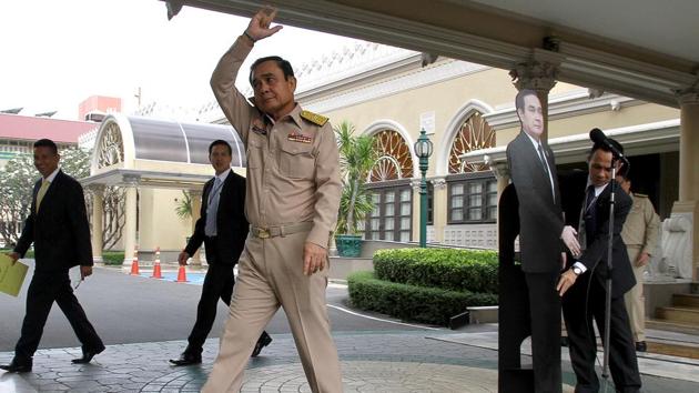 Thailand's Prime Minster Prayuth Chan-ocha waves to reporters next to a cardboard cut-out of himself at the government house during a news conference in Bangkok, Thailand on January 8, 2018. (Dailynews / REUTERS) Thailand's Prime Minster Prayuth Chan-ocha waves to reporters next to a cardboard cut-out of himself at the government house during a news conference in Bangkok, Thailand on January 8, 2018. (Dailynews / REUTERS)
