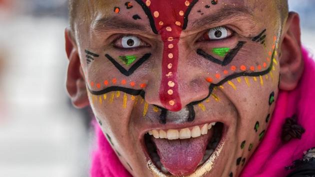 A reveller takes part in the "White Day" parade during the Carnival of Blacks and Whites in Pasto, Colombia on January 6, 2018. (Luis Robayo / AFP) A reveller takes part in the "White Day" parade during the Carnival of Blacks and Whites in Pasto, Colombia on January 6, 2018. (Luis Robayo / AFP)