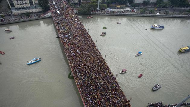 Hundreds of thousands of barefoot devotees carry the statue of the Black Nazarene to the carriage at the start of the annual religious procession in Manila, Philippines on January 9, 2018. (Noel Celis / AFP) Hundreds of thousands of barefoot devotees carry the statue of the Black Nazarene to the carriage at the start of the annual religious procession in Manila, Philippines on January 9, 2018. (Noel Celis / AFP)