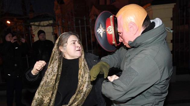 A pro-Russian woman, from the Ukrainian Orthodox Church, attacks an activist mocking Russian President Vladimir Putin during a protest of Ukrainian nationalists at Kiev-Pecherskaya Lavra Cathedral in Kiev on January 8, 2018. (Sergei Supinsky / AFP) A pro-Russian woman, from the Ukrainian Orthodox Church, attacks an activist mocking Russian President Vladimir Putin during a protest of Ukrainian nationalists at Kiev-Pecherskaya Lavra Cathedral in Kiev on January 8, 2018. (Sergei Supinsky / AFP)