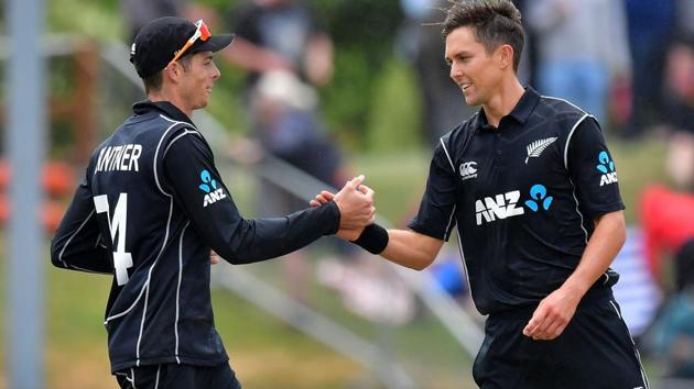New Zealand's Trent Boult (R) celebrates bowling Pakistan's Rumman Raees ending the Pakistan innings with team mate Mitchell Santner during the third one day international cricket match between New Zealand and Pakistan at University Oval in Dunedin on January 13, 2018. / AFP PHOTO / Marty MELVILLE (AFP) New Zealand's Trent Boult (R) celebrates bowling Pakistan's Rumman Raees ending the Pakistan innings with team mate Mitchell Santner during the third one day international cricket match between New Zealand and Pakistan at University Oval in Dunedin on January 13, 2018. / AFP PHOTO / Marty MELVILLE (AFP)