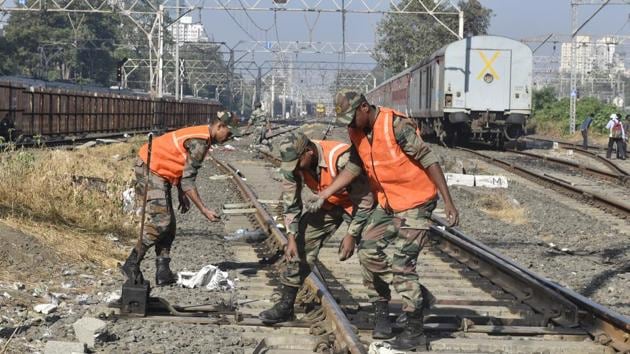 Army personel started the construction of Railway bridge at Elphinstone Railway station in Mumbai, India, on November 23, 2017. (HT Photo) Army personel started the construction of Railway bridge at Elphinstone Railway station in Mumbai, India, on November 23, 2017. (HT Photo)