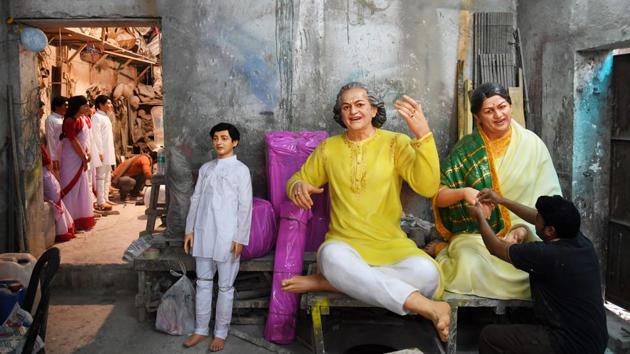 An artisan gives finishing touch to the statue of Indian singer Lata Mangeshkar as the staue of Indian classical musician Ravi Shankar is seen inside a workshop in Kolkata. (Dibyangshu Sarkar / AFP) An artisan gives finishing touch to the statue of Indian singer Lata Mangeshkar as the staue of Indian classical musician Ravi Shankar is seen inside a workshop in Kolkata. (Dibyangshu Sarkar / AFP)