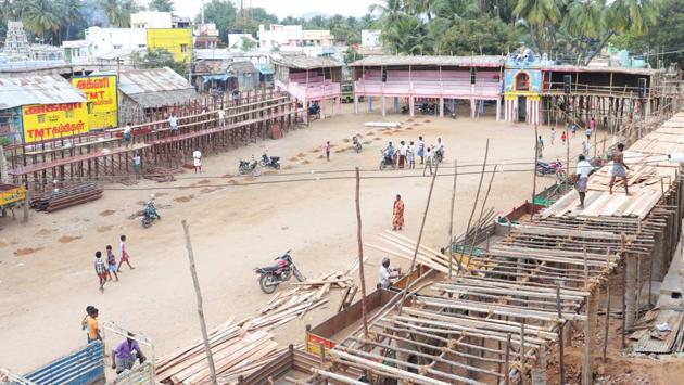Workers erect spectator stands as they prepare for Jallikattu festival. (Moses Abhishek / HT photo)