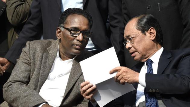 (L-R ) Supreme Court judges Justice J Chelameswar and Justice Ranjan Gogoi address the media in New Delhi on Friday. (Arvind Yadav/HT PHOTO) (L-R ) Supreme Court judges Justice J Chelameswar and Justice Ranjan Gogoi address the media in New Delhi on Friday. (Arvind Yadav/HT PHOTO)