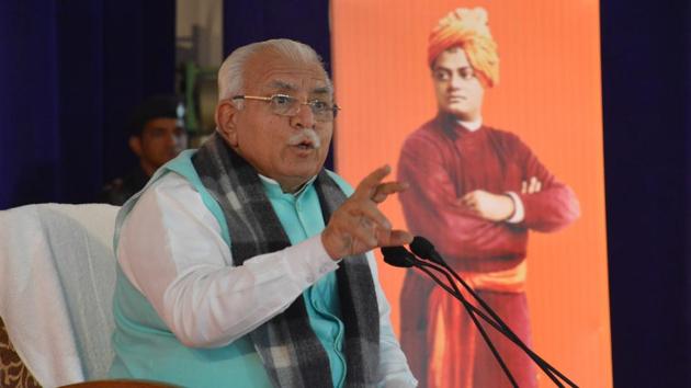 Students listening to Haryana chief minister Manohar Lal Khattar (right) at the Government College in Sector 1, Panchkula, on Friday.(Sant Arora/HT)