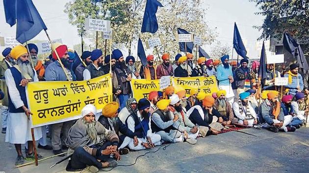 A group called Dhan Dhan Guru Granth Sahib Satkar Committee protesting in Muktsar on Saturday against the practice of political conferences at religious fairs. (HT Photo) A group called Dhan Dhan Guru Granth Sahib Satkar Committee protesting in Muktsar on Saturday against the practice of political conferences at religious fairs. (HT Photo)