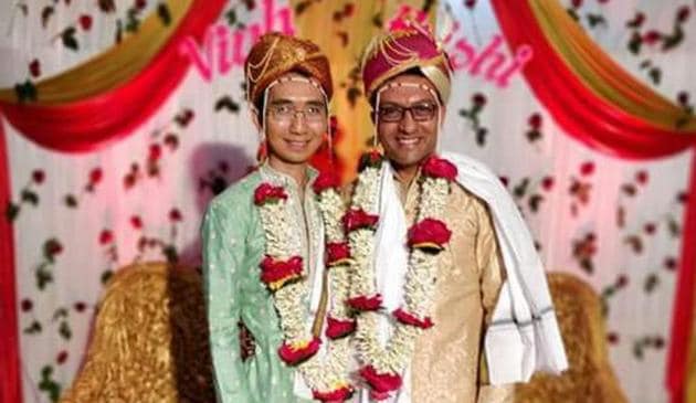 Hrishi Sathawane (right) and hVinh at their marriage in Yavatmal in Maharashtra.(HT PHOTO)