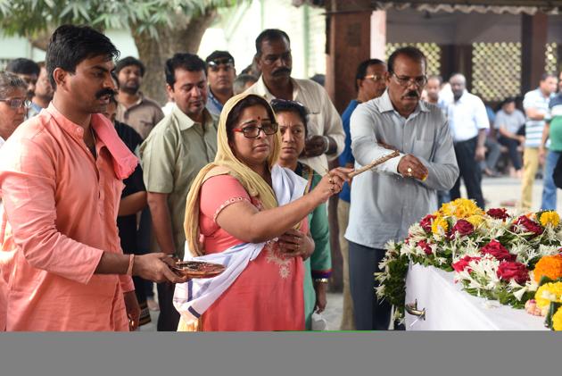 The wife of Captain Ramesh Ohatkar performs the last rites at Vile Parle on Sunday.(Satyabrata Tripathy/HT Photo)