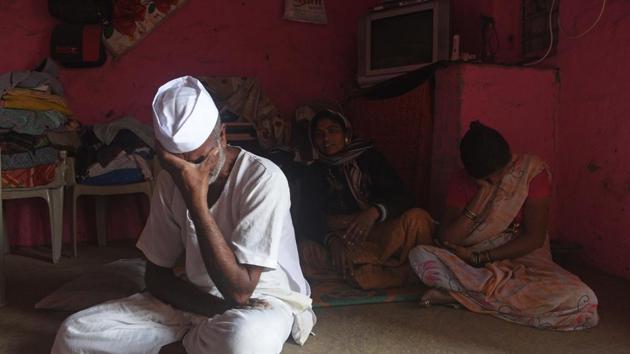 Babaji Fatangad (L) mourns the death of his son Rahul Fatangade, who was killed in the Koregaon Bhima violence in Pune on January 2.  (Pratham Gokhale/HT Photo) 