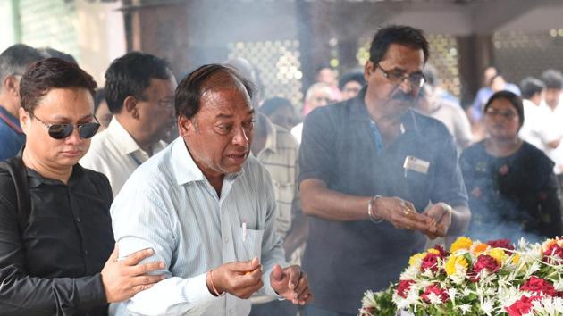 A closed one breaks down during Ohatkar’s cremation.(Satyabrata Tripathy/HT Photo)