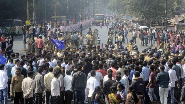 Rasta roko (road block) near Dandekar bridge by Dalits to mark the Maharashtra Band in Pune on January 3. (Ravindra Joshi/HT PHOTO) 