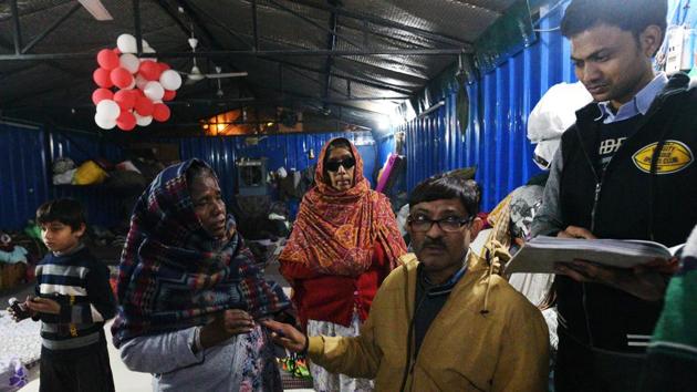 A doctor checks patients at a night shelter near Gurdwara Bangla Sahib.(Vipin Kumar/HT PHOTO)