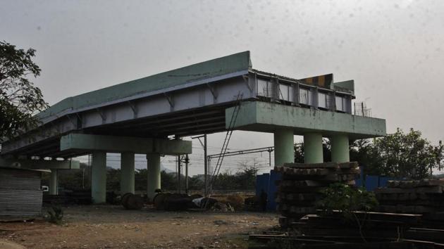 Kharegaon rail overbridge was proposed over a decade ago, but was delayed. (Praful Gangurde/HT Photo) Kharegaon rail overbridge was proposed over a decade ago, but was delayed. (Praful Gangurde/HT Photo)