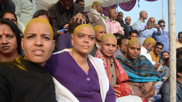 Contractual teachers of Madhya Pradesh government primary schools with their heads tonsured during a protest to demand their absorption in the education department’s payrolls.(HT PHOTO)