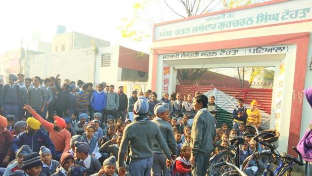 Students of Tohra government school protesting against transfer of staff. (HT Photo) Students of Tohra government school protesting against transfer of staff. (HT Photo)