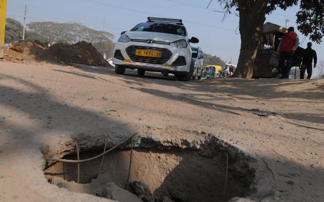 Several accidents have been reported from the stretch, including two on Friday, when the motorists passing the road fell into an open manhole. (Parveen Kumar/HT Photo) Several accidents have been reported from the stretch, including two on Friday, when the motorists passing the road fell into an open manhole. (Parveen Kumar/HT Photo)