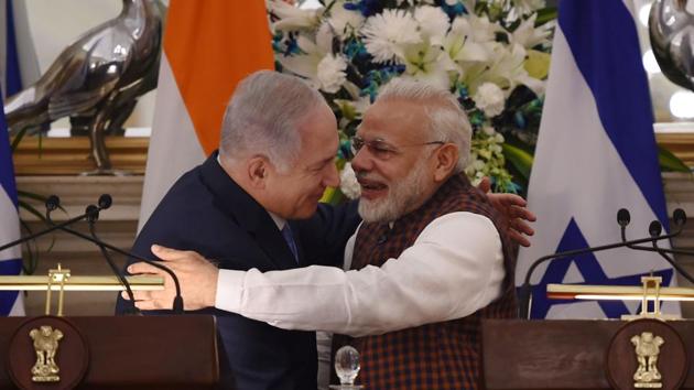 Indian Prime Minister Narendra Modi (R) hugs Israeli Prime Minister Benjamin Netanyahu during a press conference at Hyderabad House in New Delhi on January 15, 2018. (AFP Photo) Indian Prime Minister Narendra Modi (R) hugs Israeli Prime Minister Benjamin Netanyahu during a press conference at Hyderabad House in New Delhi on January 15, 2018. (AFP Photo)