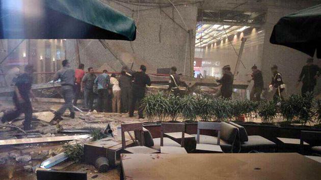 This photo received from Amailia Putri Hasniawati via WhatApp shows people looking for victims after an internal balcony collapsed at Indonesia's stock exchange in Jakarta on January 15, 2018. (AFP / AMAILIA PUTRI HASNIAWATI) This photo received from Amailia Putri Hasniawati via WhatApp shows people looking for victims after an internal balcony collapsed at Indonesia's stock exchange in Jakarta on January 15, 2018. (AFP / AMAILIA PUTRI HASNIAWATI)